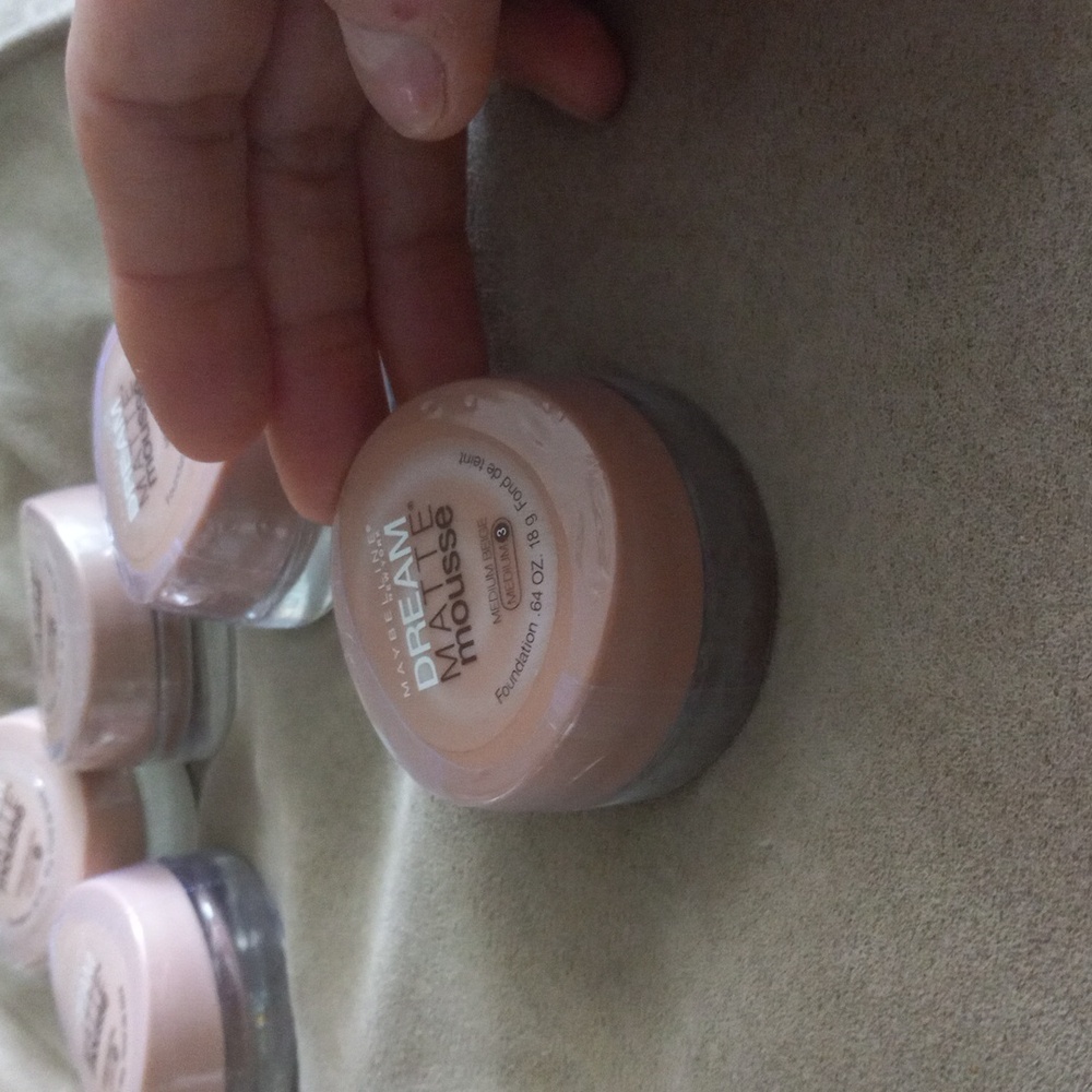 lightweight liquid foundation oil-free matte Maybelline makeup new beach glow - Picture 7 of 8